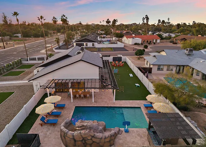 Massive Backyard Heated Pool Games Outdoor Fun Holiday home *