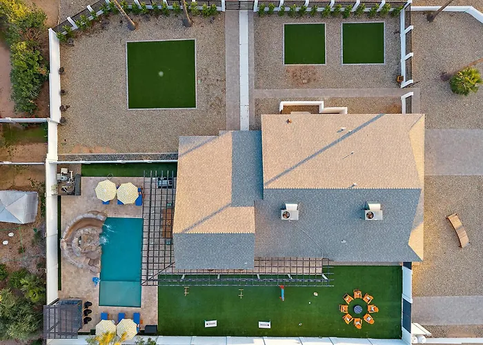 Massive Backyard Heated Pool Games Outdoor Fun Holiday home *