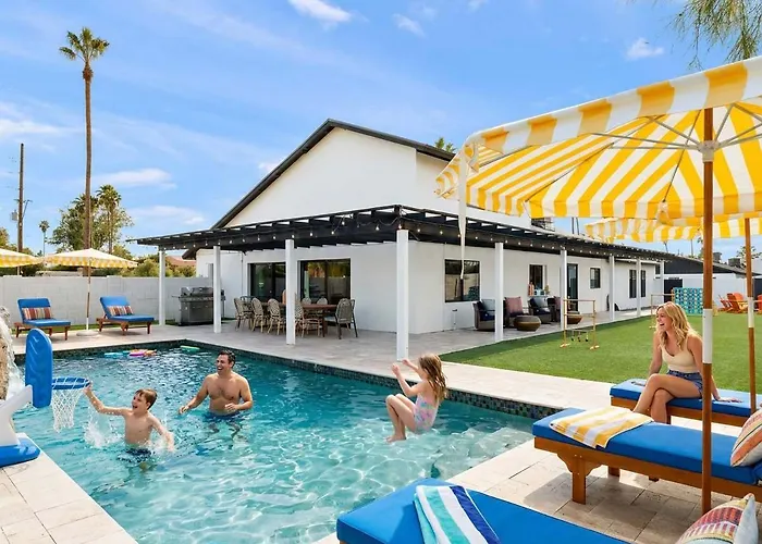 Massive Backyard Heated Pool Games Outdoor Fun Holiday home *